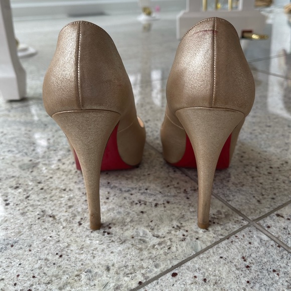 Christian Louboutin Very Prive Gold Peep Toe Heels - Picture 4 of 6